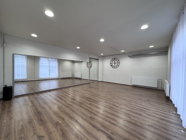 Peeglitega saal